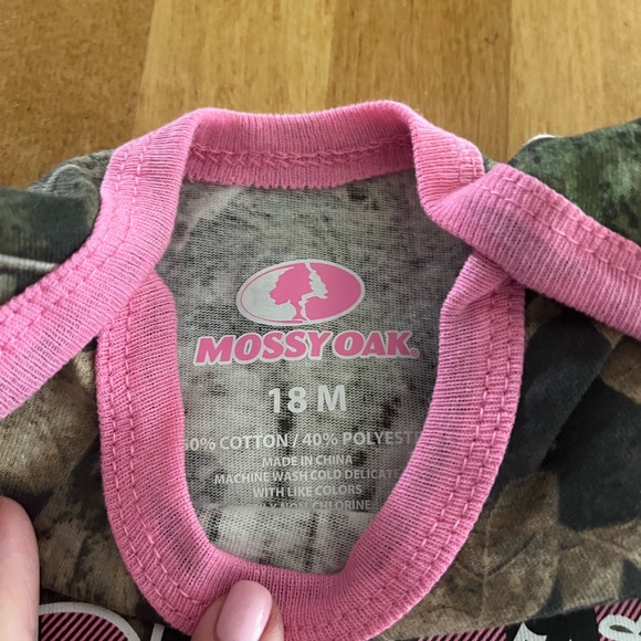 New! Never worn. Mossy oak baby girl onesie, size 18 months - Picture 2 of 4